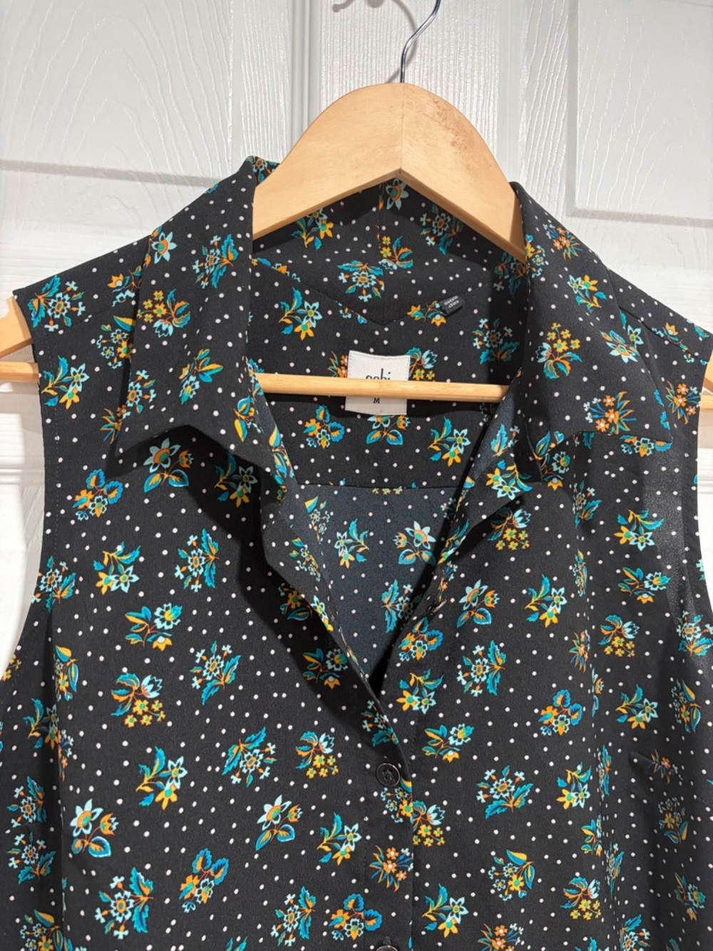 CAbi Black Sleeveless Floral Collared Pull-Over Blouse with Buttons - Picture 3 of 9